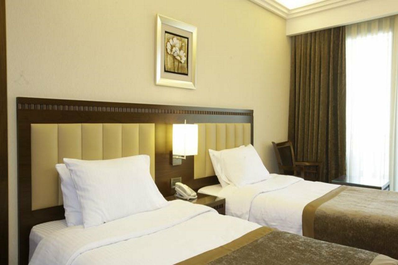 Lancaster Raouche Hotel